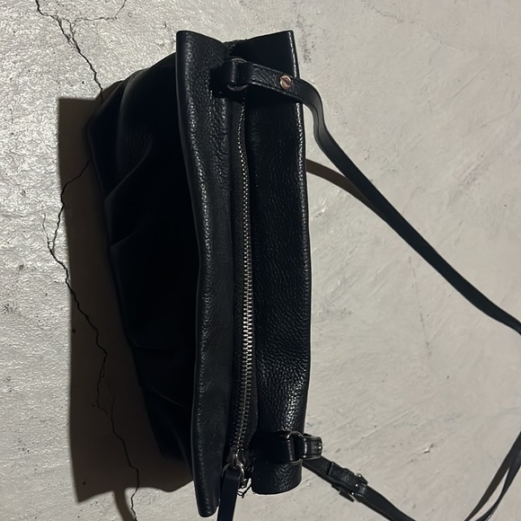 Small black cross body or over the shoulder slouched purse. Silver zipper - Picture 3 of 4